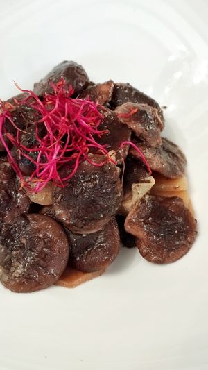 Xitakes i carxofa amb llit de patata i salsa de tòfona at Restaurante El Cortijo in Montblanc