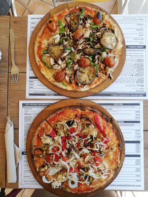 Pizza vegetal i pizza vegetariana amb formatge vegà at La Piazzetta in Torredembarra