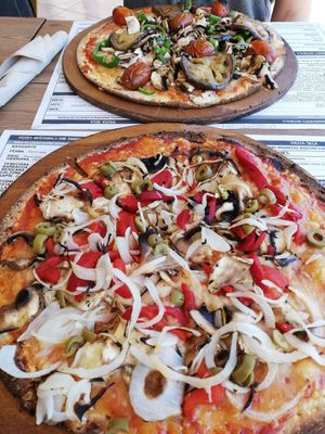 Pizza vegetal i pizza vegetariana amb formatge vegà at La Piazzetta in Torredembarra