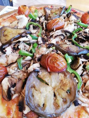 Pizza vegetariana amb formatge vegà at La Piazzetta in Torredembarra