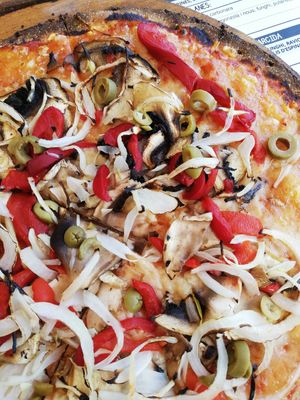 Pizza vegetal amb formatge vegà at La Piazzetta in Torredembarra