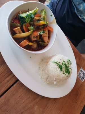 Gebratener Tofu mit Gemüse und Reis at Schall & Rauch in Munich