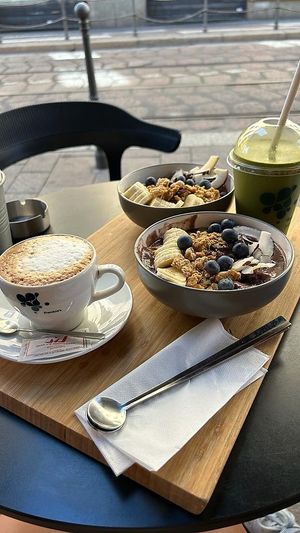 Acaibowl, iced matcha, cappuccino at Frankies in Milan