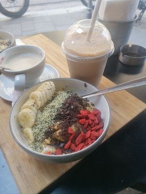 Mango smoothiebowl, iced vanilla coffee at Frankies in Milan