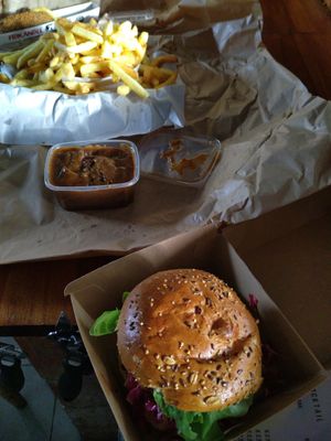 Frieten, vegan stoverij en vegan burger at De Frietwagon in Halle