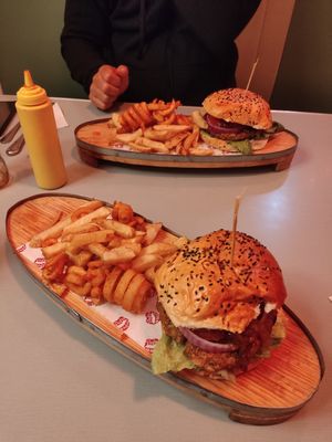 Hamburguesas veganas, con una papas muy ricas at Papa Guapa in Mexico City