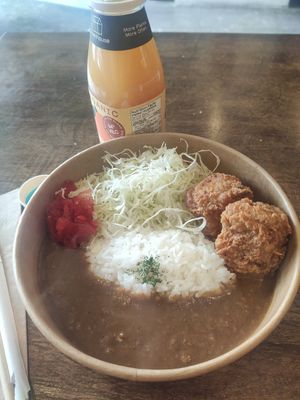 Curry 12 épices au "bœuf" et 2 "kaarage" at Tsuchi Cafe in Toronto