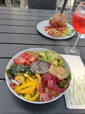 The salad bowl and the hamburger at Jämsänkosken Vanha Mylly in Jaemsaenkoski