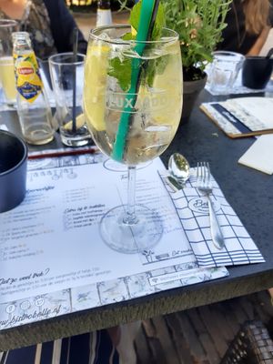 Vlierbloesem cocktail at Bistro Belle in Oud Zuilen