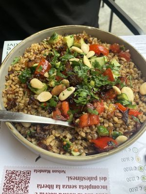  Mogiaddara: burgul con lenticchie, cipolle croccanti, insalata araba e mandorle  at Dukka in Brescia