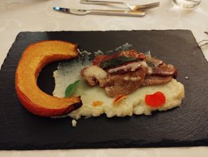 Saltimbocca alla romana con purè e zucca al forno at Vegan Domus Mea in Vicenza