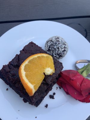 Vegan Brownie & Bliss Ball  at Hattesgaard in Romo