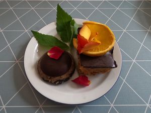 Peanut Butter Cup links und Snickers Torte rechts at Hattesgaard in Romo