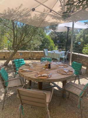 Round table at Jardin Secret in Cotignac
