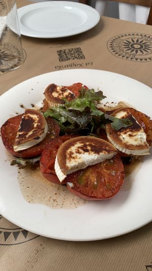 tomates con queso de cabra y aceite de modena   at La Xagarda in Asturias