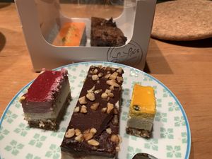 Snickers; raspberry cake; mango cheese cake (foreground) carrot cake, banana cake (background) #Veganuary at Lola's Kitchen (at The Bridge) in Zurich