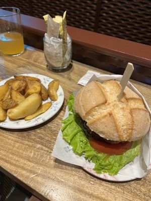 Beyons burger con pan sin gluten  at Polka in San Sebastian