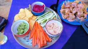 Humus + vegetables plate at Gusto BistroBar in Blanes