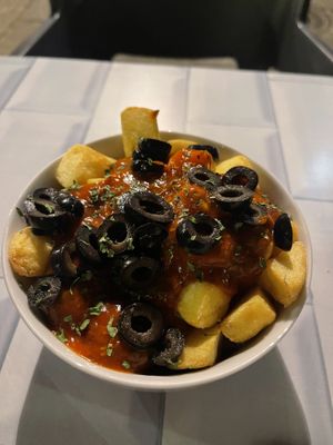 Patatas con salsa de tomate  at O Mexilón in Ourense