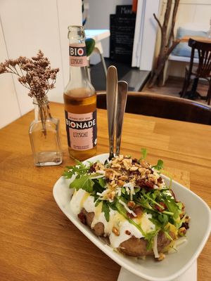 Pomme de terre avec du colslow et des noix at Erdapfel in Bochum