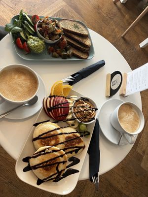 Vegane Pancakes mit Erdnuss und veganes Brot mit Gemüse und Avocado Creme plus Kaffees  at Kabuff in Jena