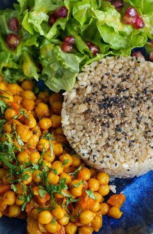 Chickpea curry with brown rice and blanched cabbage.

Thanks
*
*
*
We update the menu daily, link in Bio 📲
For reservations contact 928 074 126 📞 at Meio Limão in Vila Real De Santo Antonio