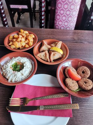 Gefüllte Spinattaschen, Falafel, Kartoffeln und eine Auberginencreme at La Beirut in Motala