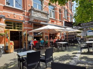 grande terrasse ombragée at De Blauwe Schuit in Leuven