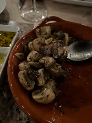cogumelos ao alho e tomilho  at Espaço Vila Velha in Mertola