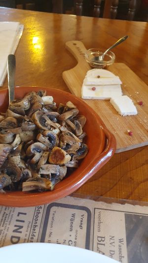 Cogumelos ao alho e alecrim e queijo fresco de cabra at Espaço Vila Velha in Mertola