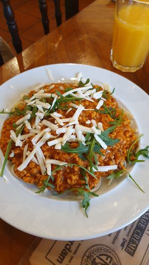 Linguini com bolonhesa de proteína de ervilha, lascas de queijo e rúcula at Espaço Vila Velha in Mertola