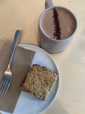 Hot chocolate and « carré aux dattes"  at Le Philtre Café in Quebec