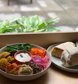 Bol falafels et wrap tofu  at Le Philtre Café in Quebec