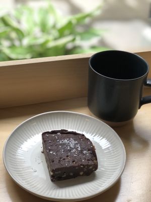 Brownies à la fleur de sel et café allongé   at Le Philtre Café in Quebec