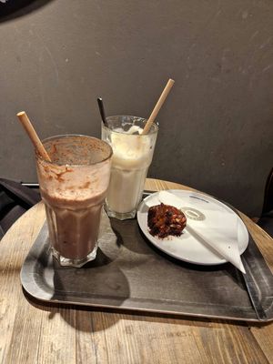 Frapinos (Vegan Choclate Cookie und Kokos Maracuja) & veganer Pekanus-Schokobrownie at Espresso House - Obernstraße - Maybe closed in Bremen