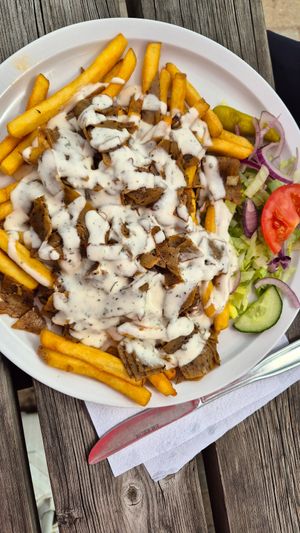 Vegansk kebabtallrik at Järnvägskiosken Pizzeria in Mora