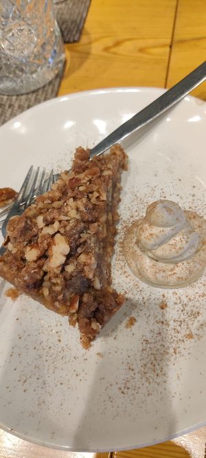 Vegan apple pie with cashew cream at Local - Av 24 in Lisbon