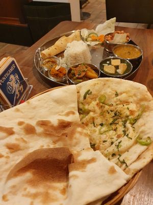 Naan (classic & Namaste with garlic and coriander) + Vegan Thali at Namaste Nepal in Graz