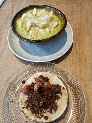 Espuma de té marcha con pera y granizado de pera, y pastel de chocolate con crumble y avellanas caramelizadas (sin grandes) at Ruda in Villacarriedo