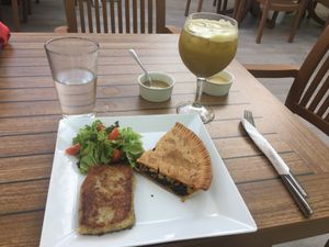 Vegan quiche with fresh hash browns and small salad accompanied by cold pressed green apple juice, orange juice and mint "Sunny Mint" at Konstanz in Cozumel