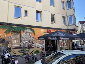 Mit seiner markanten Außenfassade ist der Falafel Sultan kaum zu übersehen auf der Limmerstraße.  at Falafel Sultan in Hannover