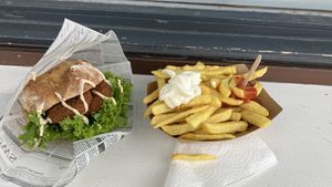 Falaffel Brötchen mit Pommes rot weiß   at Strandkiosk 31 in Laboe