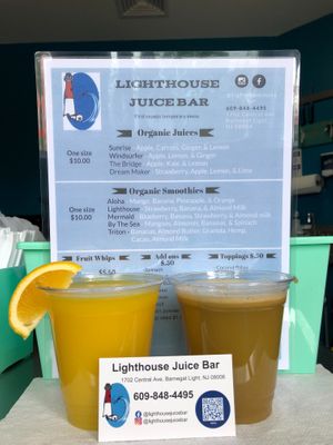 Fresh cold pressed Apple Juice and Orange Juice at Lighthouse Juice Bar in Harvey Cedars