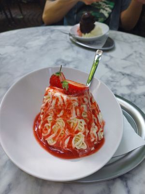 Spaghettieis mit Vanille-Reis Eis & Erdbeersoße at Eiscafé Da Pian in Aachen