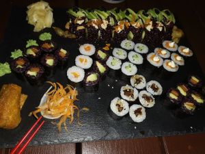 Sushi-Platte mit verschiedenen Menüs at Niiko Sushi x Vegan in Leipzig