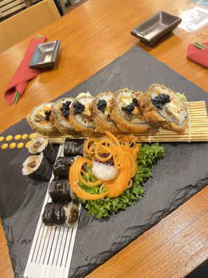Shiitake Maki & Crispy Luke  at Niiko Sushi x Vegan in Leipzig