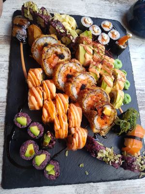 Large sharing platter at Niiko Sushi x Vegan in Leipzig