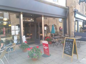 Front entrance of 4 Coo Wynd with outdoor dining at 4 Coo Wynd in Falkirk