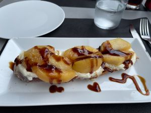 Tosta de queso de cabra y manzana caramelizada  at A Comanda in Ribadavia