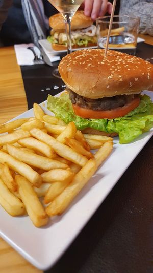 Burger was juicy and quite big but the flavors weren't really special. Vegan carrot alioli as wel as burger pattie itself was missing some flavor. at A Comanda in Ribadavia